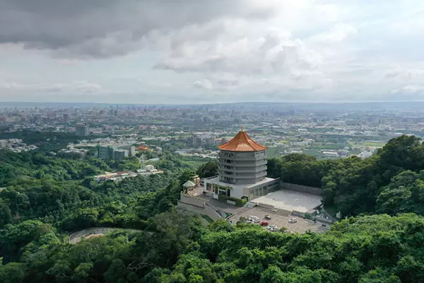 五湖園追思寶塔的外觀